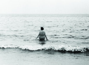 Entrando al mar. Sitges, 1966 © Archivo Colita Fotografía