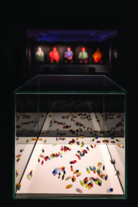 Beverly Fishman, 100 pills, 2015 (en primer plano). Julia Galán Serrano, Los derechos no tienen nacionalidad, 2022 (al fondo). Foto M. Balbuena