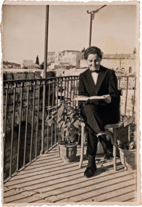 Georgette Khoury disfrazada de un personaje de Cuento de Navidad, de Dickens, 1963-1964. The Georgette Khoury Collection. © PMDA