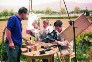 Guillermo Zúñiga (izqda.) durante el rodaje de La aventura de Api, 1964