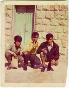 Yusuf, Hasan y Mustafa Asala delante de su casa, 1969. The Hasan Asleh Collection. © PMDA