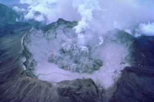 Cráter del volcán Pinatubo, Filipinas, meses después de la erupción de junio de 1991. Foto T. J. Casadevall. © U.S. Geological Survey