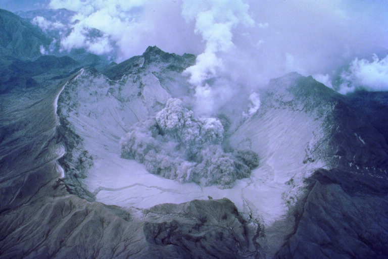Cráter del volcán Pinatubo, Filipinas, meses después de la erupción de junio de 1991. Foto T. J. Casadevall. © U.S. Geological Survey
