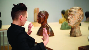 Itziar Okariz, Las estatuas, 2019. Cámara de la la videoinstalación Jesús Pueyo