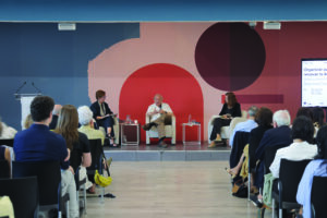 Marshall Ganz durante la conversación en el Círculo con las sociólogas Ana I. Planet (izq.) y Teresa Sordé (dcha.). Foto Miguel Balbuena